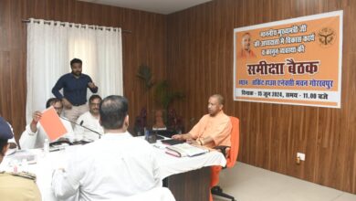 Gorakhpur: In CM Yogi's meeting, MPs and MLAs were asked to keep their mobiles outside, VIDEO goes viral