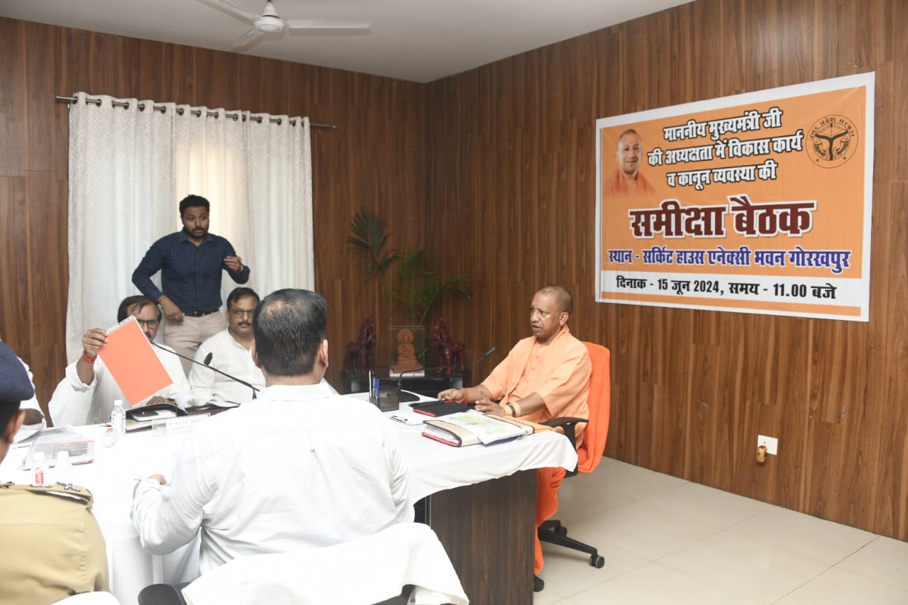 Gorakhpur: In CM Yogi's meeting, MPs and MLAs were asked to keep their mobiles outside, VIDEO goes viral