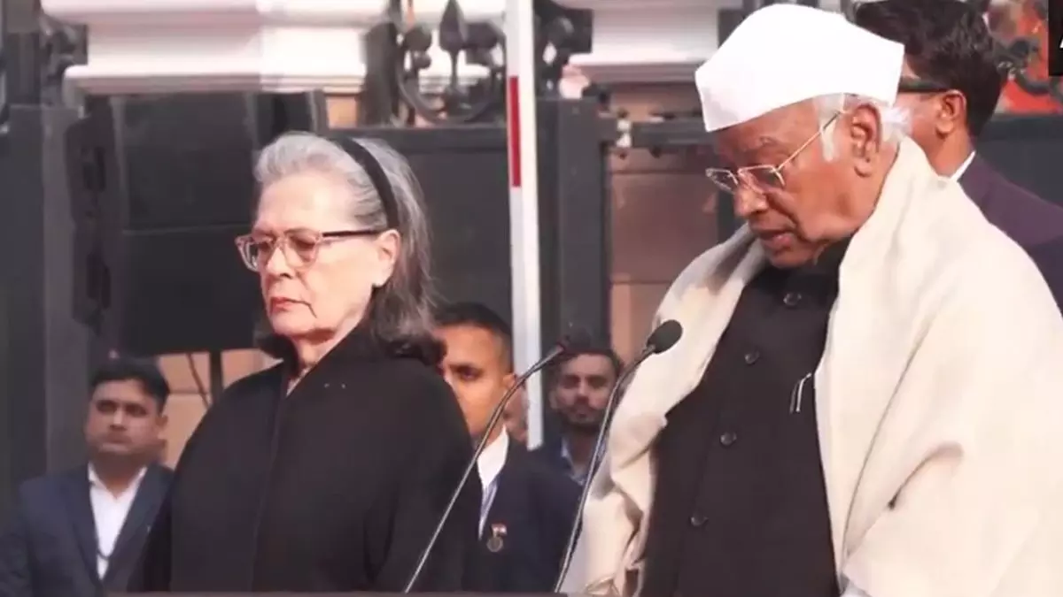 Congress hoists flag on its 140th foundation day