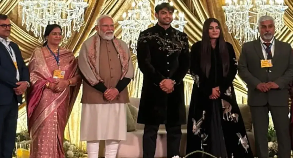 Neeraj-Himani's VIP reception, Modi gives blessings