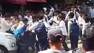 कालाढूंगी में स्कूली बच्चों में मारपीट, सड़क पर मचा हंगामा