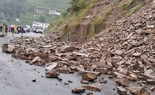गरमपानी: जर्जर पहाड़ियों से हुए भूस्खलन ने रोकी रफ्तार, दो पांखी व रामगाढ़ में घंटों फंसे रहे यात्री व पर्यटक
