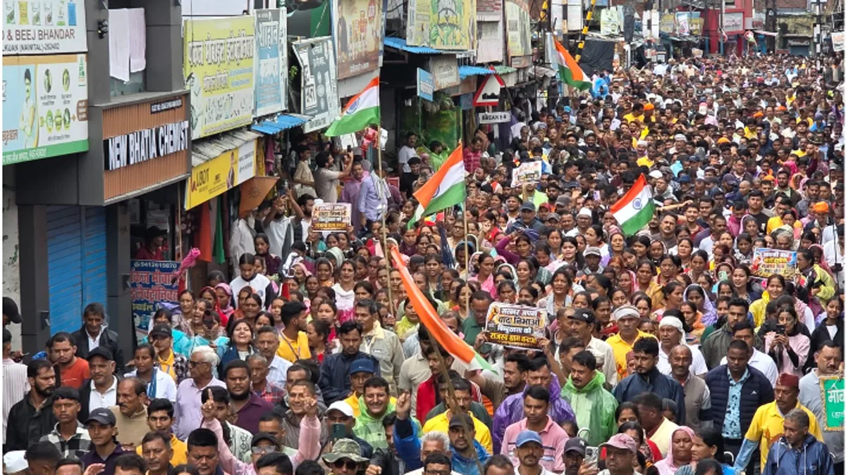 बिंदुखत्ता को राजस्व गांव बनाने की मांग फिर तेज, बारिश में जुटे हजारों लोग