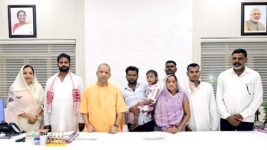 सीएम योगी से मिली बलिया की दिव्यांग बेटी रागिनी, इलाज से लेकर पढ़ाई तक हर मदद का मिला भरोसा