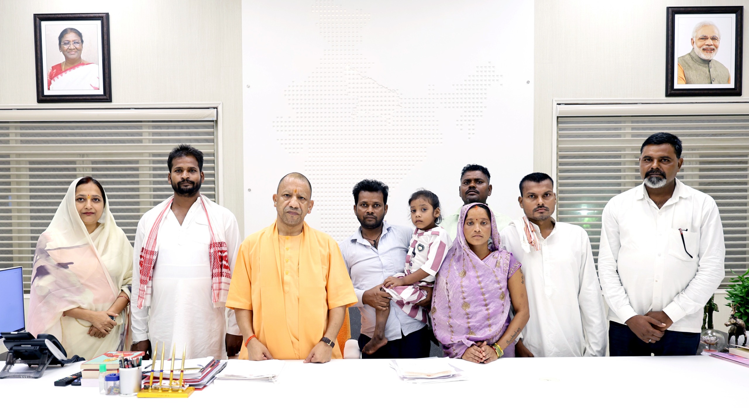 सीएम योगी से मिली बलिया की दिव्यांग बेटी रागिनी, इलाज से लेकर पढ़ाई तक हर मदद का मिला भरोसा