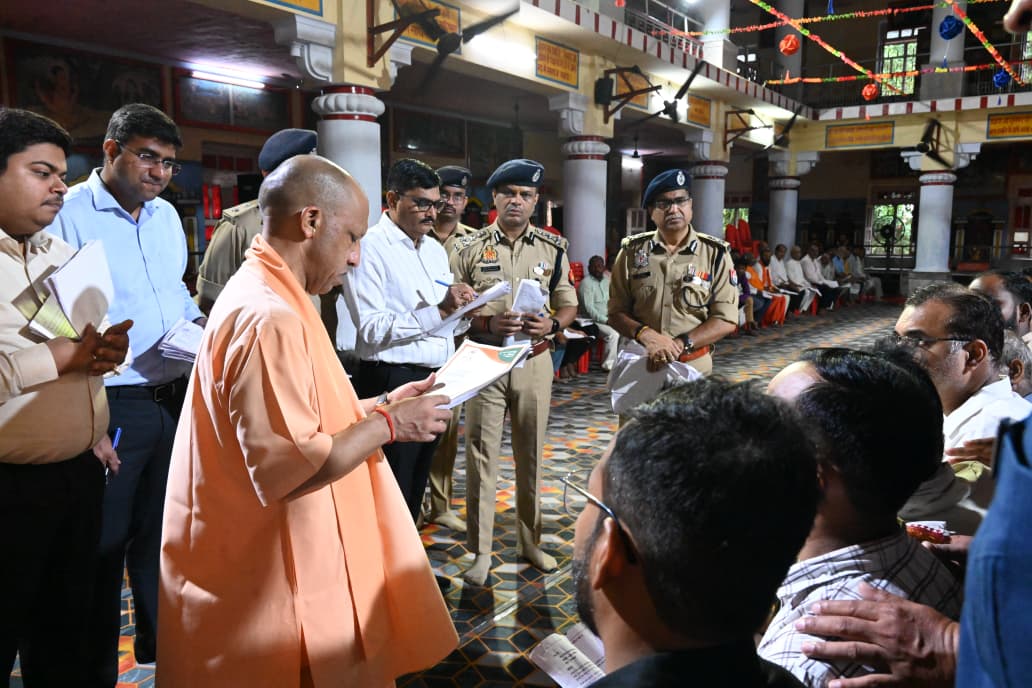 *बारिश के बावजूद सीएम योगी आदित्यनाथ ने किया जनता दर्शन*