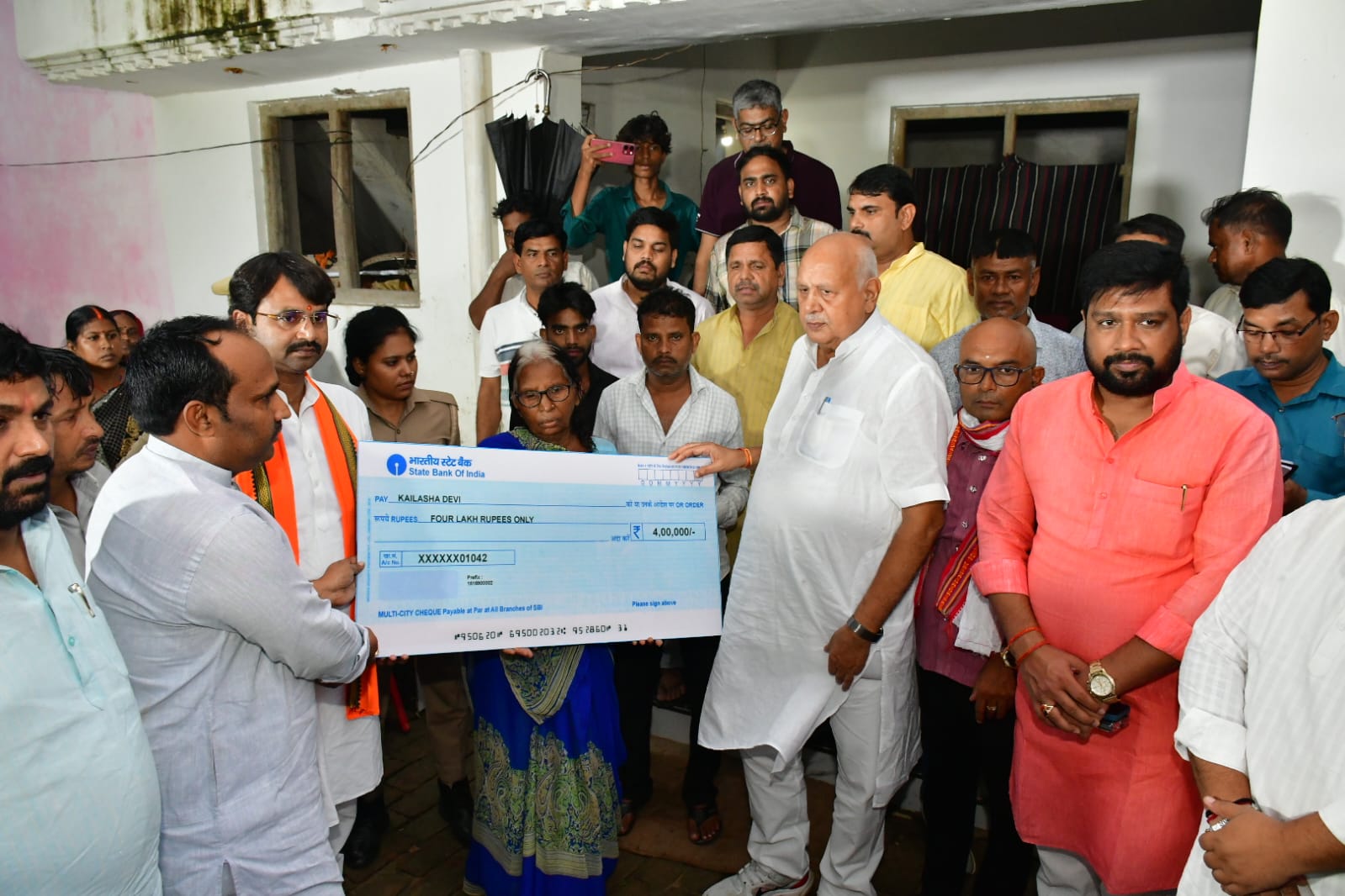 *सीएम योगी के निर्देश पर आपदा पीड़ितों को तत्काल मिल रही राहत, 24 घंटे में चार-चार लाख की आर्थिक सहायता*