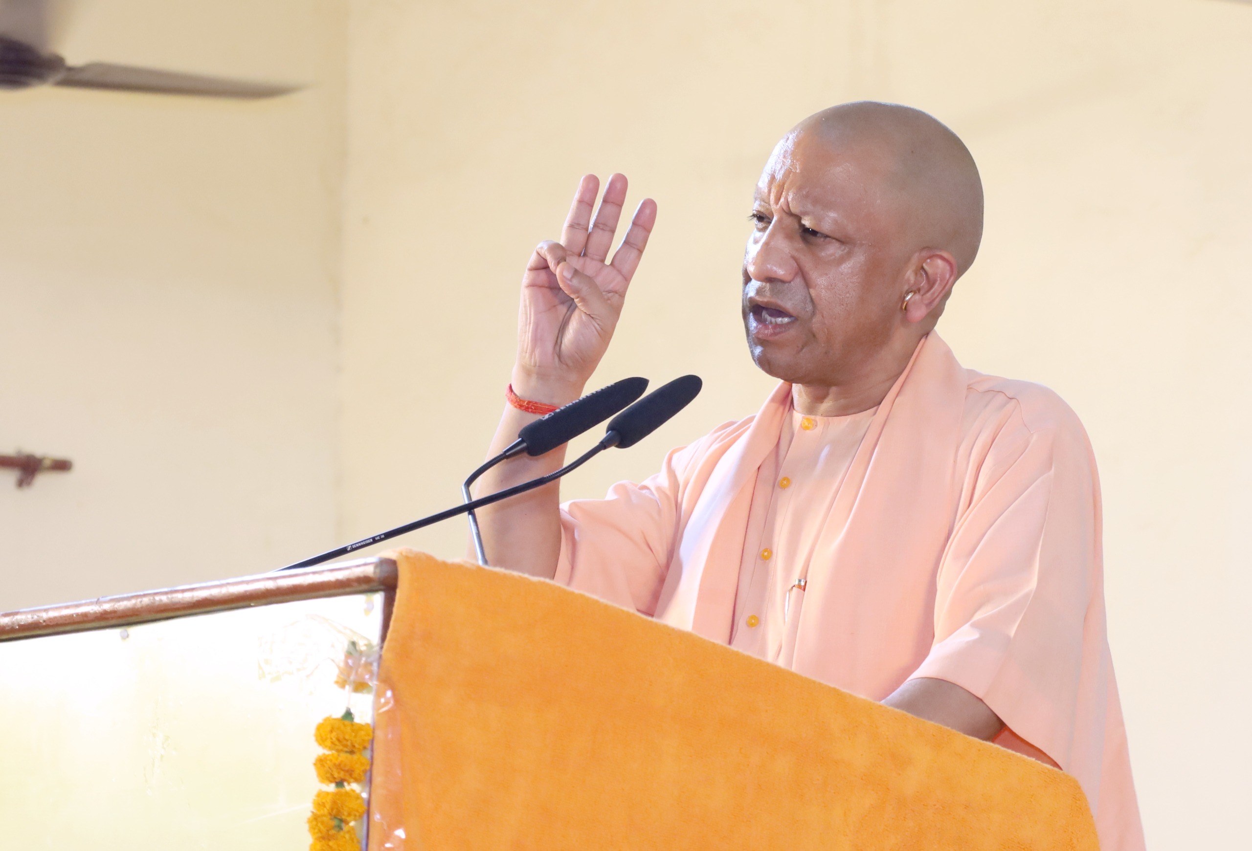 एआई उत्तर दे सकता है, सवाल करना अच्छी किताब ही सिखाएगी: मुख्यमंत्री योगी आदित्यनाथ