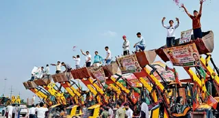 बुलडोजर को लेकर BJP और सपा की अलग-अलग रणनीति)-1790391717864_m