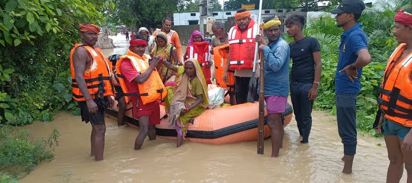 कुशीनगर में बाढ़ राहत को युद्धस्तर पर किया गया सक्रिय, एनडीआरएफ-एसडीआरएफ समेत टीमें तैनात