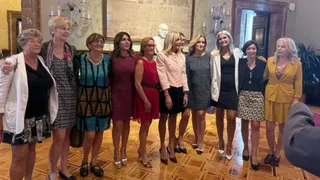 Italy Skirt Controversy: लंबी स्कर्ट पर टिप्पणी के बाद महिला सांसदों का अनोखा विरोध