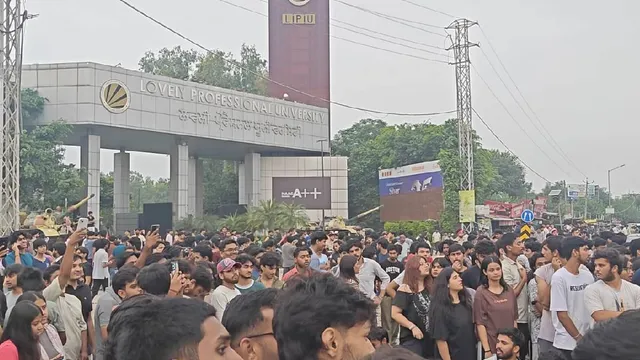 LPU Protest: FIR के बाद भी छात्रों का प्रदर्शन, जालंधर-फगवाड़ा हाईवे जाम