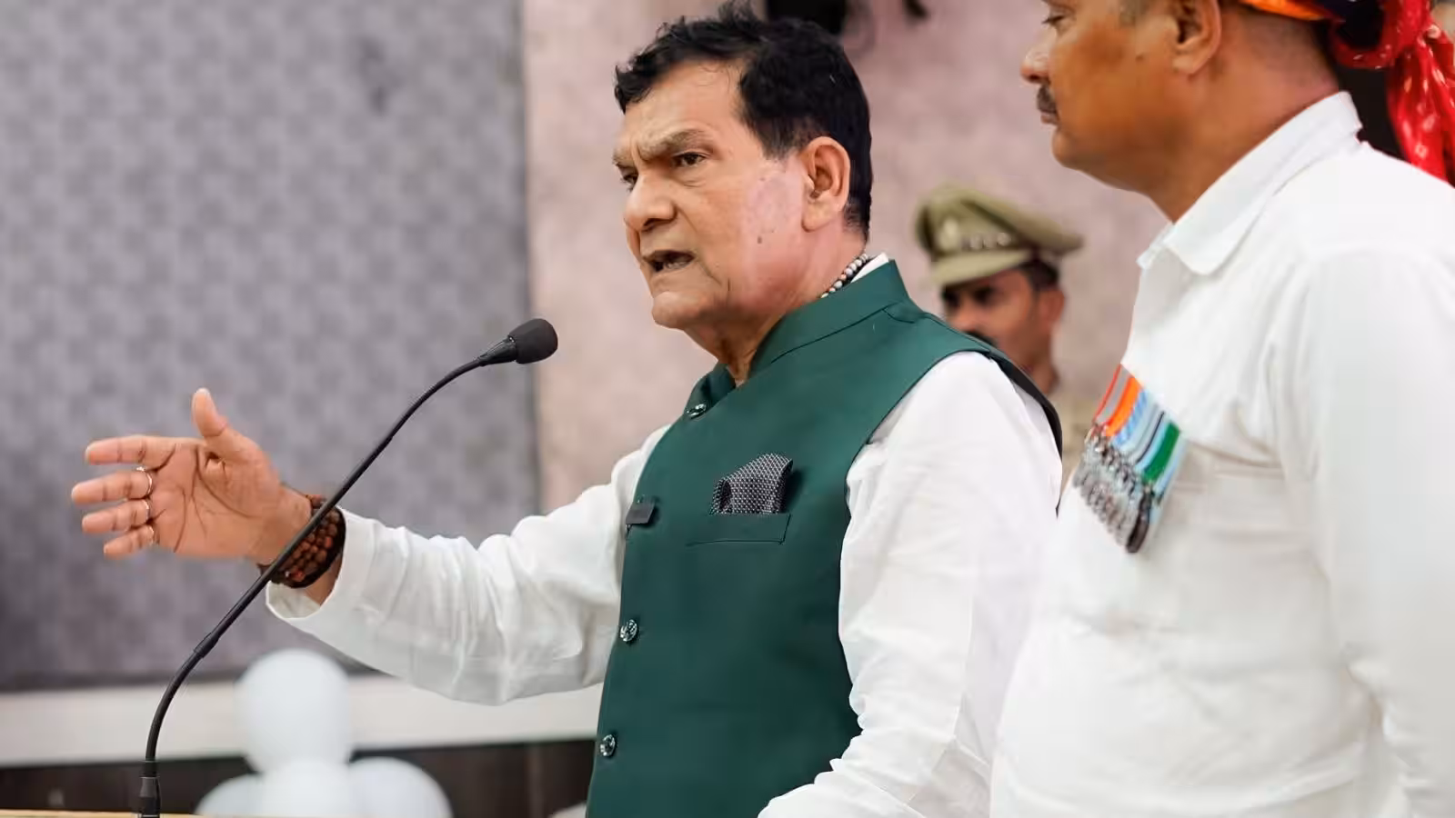 अखिलेश यादव के बिजली वाले बयान पर एके शर्मा का पलटवार, बोले- जब सत्ता में थे तब किसानों को बिजली-पानी क्यों नहीं दिया?