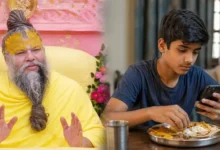 खाना खाते समय मोबाइल देखना सही या गलत? प्रेमानंद महाराज जी ने बताया कैसे अन्न बदलता है आपके विचार