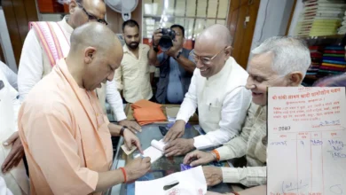 मुख्यमंत्री ने गांधी जयंती पर खादी आश्रम से की खरीदारी