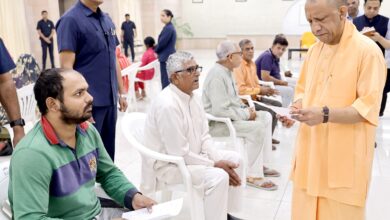 सीएम योगी ने जनता दर्शन में सुनीं लोगों की समस्याएं, अधिकारियों को दिए निर्देश