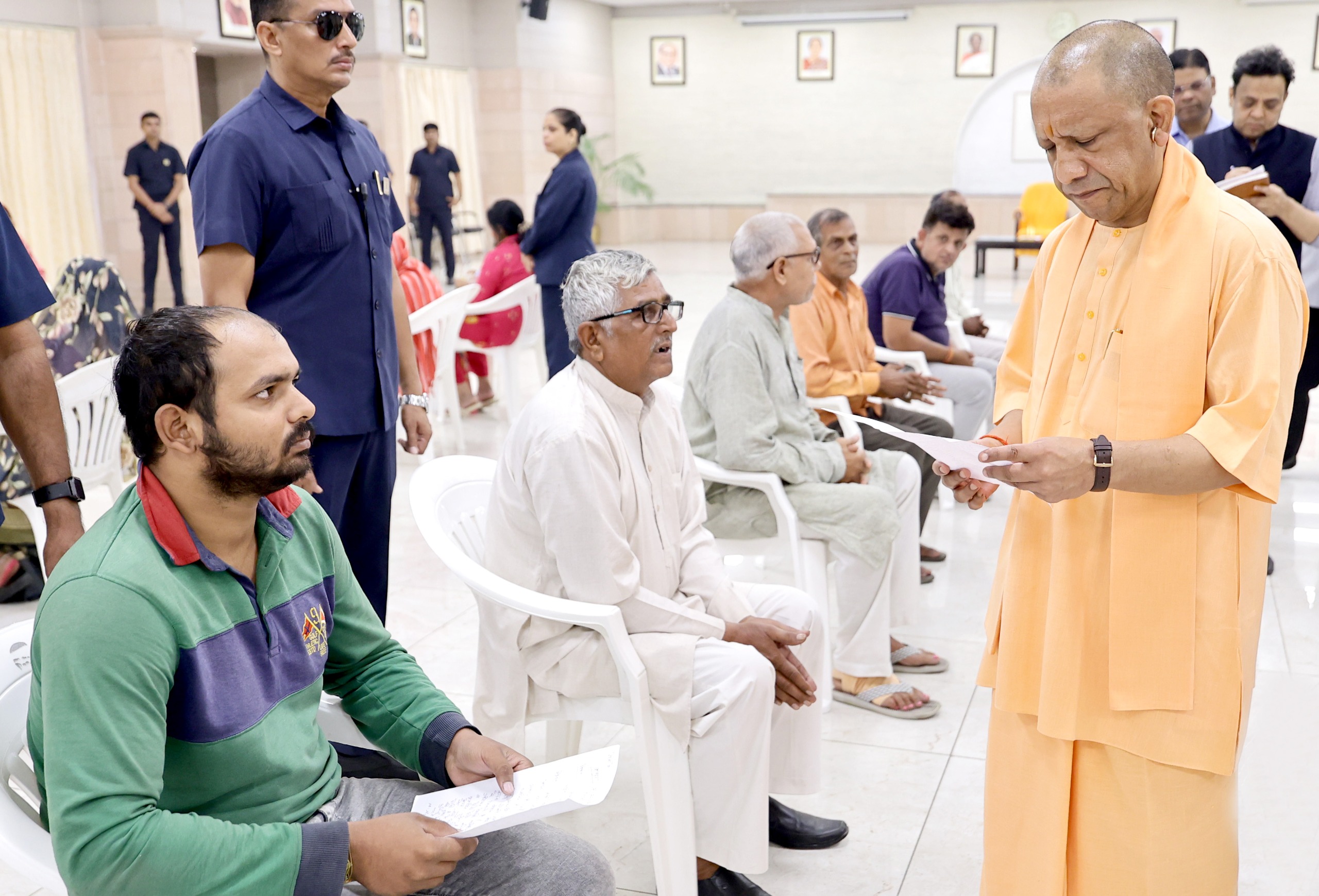 सीएम योगी ने जनता दर्शन में सुनीं लोगों की समस्याएं, अधिकारियों को दिए निर्देश